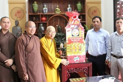 Lãnh đạo Sở Dân tộc và Tôn giáo tỉnh chúc mừng Ban Trị sự tỉnh Quảng Ngãi sau kiện toàn nhân sự Ban Trị sự