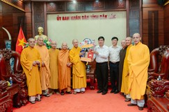 Đại đức Thích Minh Nguyên chúc mừng lãnh đạo UBND tỉnh tại buổi gặp gỡ