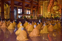 Lễ Bố-tát tại chánh điện Việt Nam Quốc Tự - Ảnh: Quảng Đạo/BGN