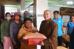 Ni sư Thích nữ Huệ Tuyến, trụ trì chùa Quan Âm trao quà Vu lan đến hộ nghèo tại P.Phú Định