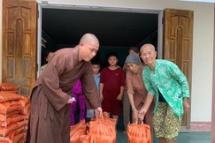 Chùa Minh Giác cùng chùa Thanh Phước trao quà tại xã đảo Nhơn Châu, tỉnh Gia Lai