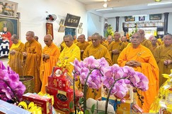 Chư tôn đức thành kính dâng nén tâm hương tưởng niệm Giác linh Trưởng lão Hòa thượng Thích Trí Tâm