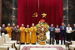 Phái đoàn lãnh đạo Giáo hội tặng hoa chúc mừng đến Thành ủy TP.Hà Nội