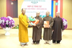 Thượng tọa Thích Minh Nhẫn trao quyết định bổ nhiệm Ban Quản trị tự viện đến các vị trụ trì