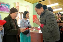 Ni trưởng Thích nữ Từ Nhẫn trao quà đến bà con bị ảnh hưởng bão lũ tại xã Tuấn Sơn