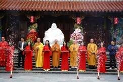 Cắt băng khánh thành chùa Vân La