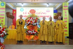 Đại diện Ban Trị sự GHPGVN tỉnh Phú Thọ tặng hoa chúc mừng