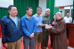 Ni trưởng Thích nữ Nhật Khương trao quà đến bà con bị ảnh hưởng nặng nề do bão lũ
