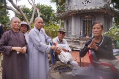 Ni sư Thích nữ Như Hiền trao quà tại đến hộ khó khăn tại TP.Đà Nẵng