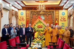 Phái đoàn Ban Tôn giáo Chính phủ trao hoa chúc mừng 44 năm ngày thành lập GHPGVN (7-11-1981 - 7-1-2025)