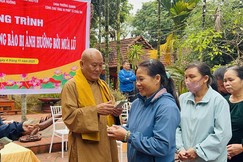 Hòa thượng Thích Chơn Tịnh trao quà đến bà con khó khăn vùng bão lũ tỉnh Thái Nguyên