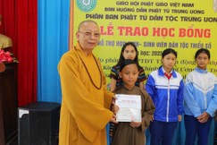Thượng tọa Thích Quảng Tuấn trao học bổng cho học sinh dân tộc nội trú