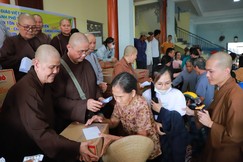 Chư Ni các tự viện TP.HCM, tỉnh Đồng Nai trao quà đến bà con khó khăn tại TP.Đà Nẵng