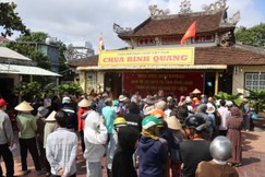 Ban Trị sự GHPGVN tỉnh Vĩnh Long trao quà đến bà con tại điểm chùa Bình Quang