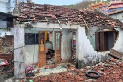 Một nhà dân ở tỉnh Bình Định cũ bị hư hỏng do bão số 13