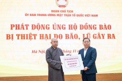 Thượng tọa Thích Đức Thiện thay mặt Trung ương GHPGVN trao bảng ủng hộ 200 triệu đồng đến đại diện Ủy ban TƯMTTQVN