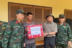 Sáng 22-11, Bí thư Thành ủy TP.HCM Trần Lưu Quang thăm hỏi, trao quà tận tay cho bà con vùng lũ Khánh Hòa