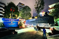 Những chuyến xe tải chở hàng hóa cứu trợ đến đồng bào miền Trung