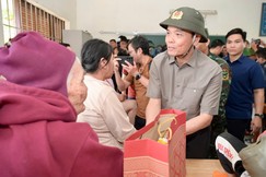 Bí thư Thành ủy TP.HCM Trần Lưu Quang thăm hỏi bà con vùng bão lũ tỉnh Khánh Hòa