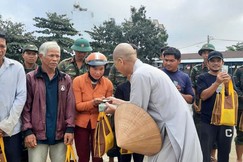 Ni trưởng Thích nữ Tâm Nguyệt trao quà đến bà con vùng lũ xã Hòa Thịnh, tỉnh Đắk Lắk