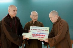 Học viện Phật giáo VN tại Huế thăm và hỗ trợ 200 triệu đồng đến Trường Trung cấp Phật học Nguyên Thiều sau bão lũ
