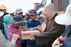 Đại đức Thích Thị Nhân, trụ trì chùa Văn Thánh trao quà đến bà con vùng bão lũ