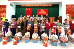 Đoàn chư tôn đức Tăng Ni GHPGVN tỉnh Vĩnh Long trao quà đến bà con vùng bão lũ