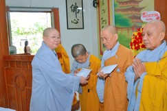 Đại diện Phân ban Ni giới TP.Cần Thơ trao Giấy chứng nhận Lớp Luật học cho chư Ni sau hai năm học tập