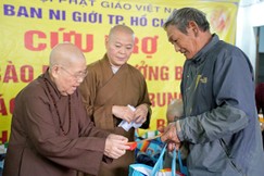 Ni trưởng Thích nữ Từ Nhẫn trao quà đến bà con khó khăn sau bão lũ