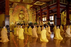 Chư Tăng TP.HCM thực hiện Bố-tát định kỳ tại Việt Nam Quốc Tự - Ảnh: Bảo Toàn/BGN