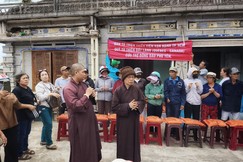 Hòa thượng Thích Chơn Nguyên động viên bà con vượt qua khó khăn sau bão lũ