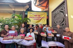 Chư tôn đức và ông Nguyễn Hoàng Giang trao quà đến bà con khó khăn ảnh hưởng bão lũ tại tỉnh Khánh Hòa