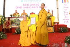 Thượng tọa Thích Minh Nghiêm trao quyết định bổ nhiệm trụ trì đến Đại đức Thích Đạo Minh