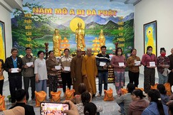 Đoàn từ thiện Pháp Tạng thuộc Ban Từ thiện xã hội Báo Giác Ngộ trao quà đến bà con vùng bão lũ 