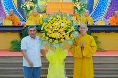 Hòa thượng Thích Thiện Thống nhận lẵng hoa chúc mừng của Ủy ban Nhân dân tỉnh An Giang