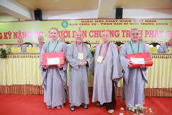 Thí sinh đạt giải nhất (phải) và thí sinh đạt giải nhì nhận giải thưởng từ nhị vị Ni trưởng