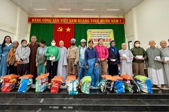 Đoàn Phân ban Ni giới TP.HCM thăm và trao quà đến đồng bào vùng bão lũ