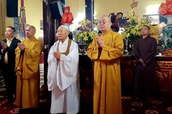 Hòa thượng Jwasan Sangsa cùng chư tôn đức lãnh đạo GHPGVN đảnh lễ Tam bảo tại chính điện chùa Quán Sứ