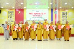 Thượng tọa Thích Quảng Tâm, trao quyết định bổ nhiệm trụ trì đến các tự viện