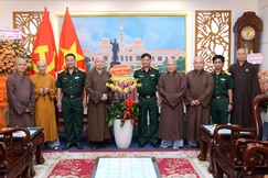 Ban Trị sự GHPGVN TP.HCM chúc mừng Bộ Tư lệnh TP.HCM nhân Kỷ niệm 81 năm ngày thành lập Quân đội Nhân dân Việt Nam - Ảnh: B.Toàn/BGN