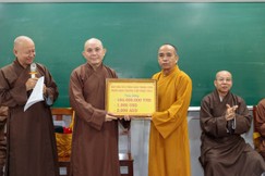 Thượng tọa Thích Viên Trí trao bảng hỗ trợ đến Hiệu trưởng Trường Trung cấp Phật học Nguyên Thiều