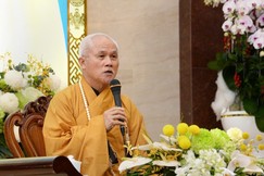  Thượng tọa Thích Giác Dũng chia sẻ với gần 1.000 Tăng Ni, tại Việt Nam Quốc Tự