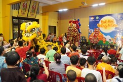 250 em thiếu nhi phường Xuân Hòa (TP.HCM) vui Trung thu tại chùa Vĩnh Nghiêm
