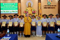 Hòa thượng Thích Chơn Không trao quyết định đến các thành viên Phân ban Gia đình Phật tử TP.HCM - Ảnh: Bá Nam