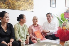Ông Nguyễn Phước Lộc, cùng thành viên đoàn thăm, tri ân đến đạo diễn, nhà văn Xuân Phượng