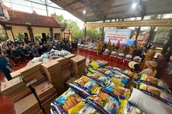 Ban Trị sự GHPGVN tỉnh, Ban Từ thiện xã hội Phật giáo tỉnh Lâm Đồng trao tặng 1.300 phần quà đến bà con vùng bão lũ