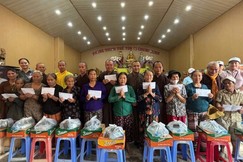 Ban Hướng dẫn Phật tử GHPGVN TP.Đà Nẵng tặng quà đến bà con tại xã Thượng Đức