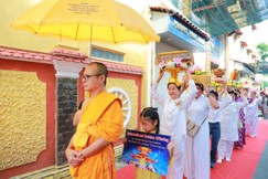 Nhiễu Phật ba vòng quanh chánh điện chùa Phổ Minh trong Lễ dâng y Kathina
