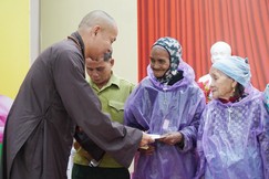 Đoàn GHPGVN trao 600 phần quà đến bà con tại tỉnh Quảng Ngãi