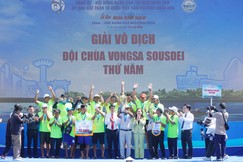 Ban Tổ chức trao cúp vô địch đến đội Vongsa Sousdei Thứ Năm (An Giang) 